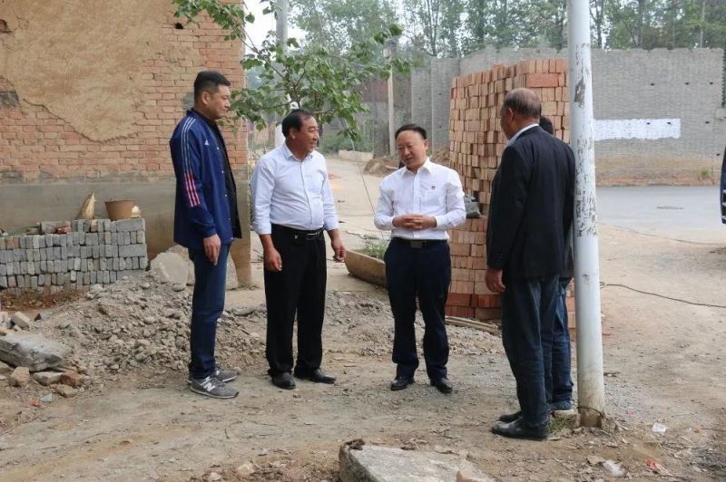 扶貧路上  攜手同行——弘義集團(tuán)黨委書記、董事長張秀峰一行 到定點幫扶村調(diào)研